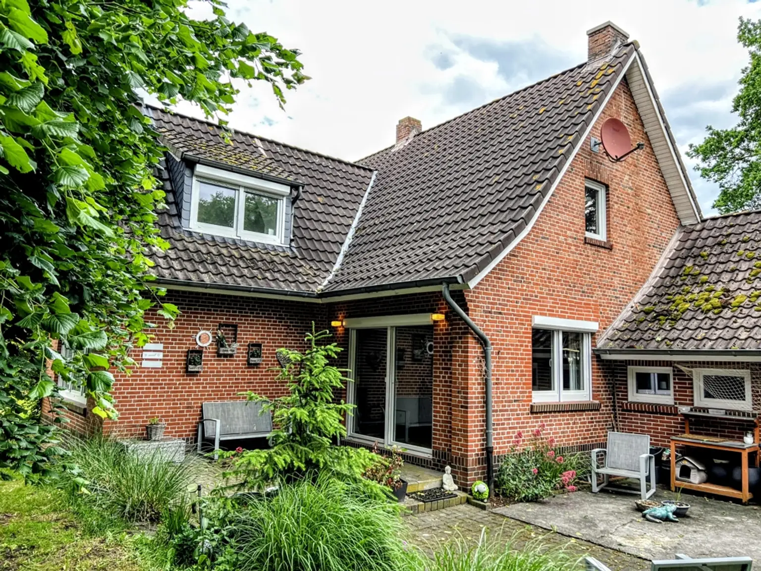 Ein Zuhause, das Raum für alles lässt! Wohnhaus mit angrenzender Halle!