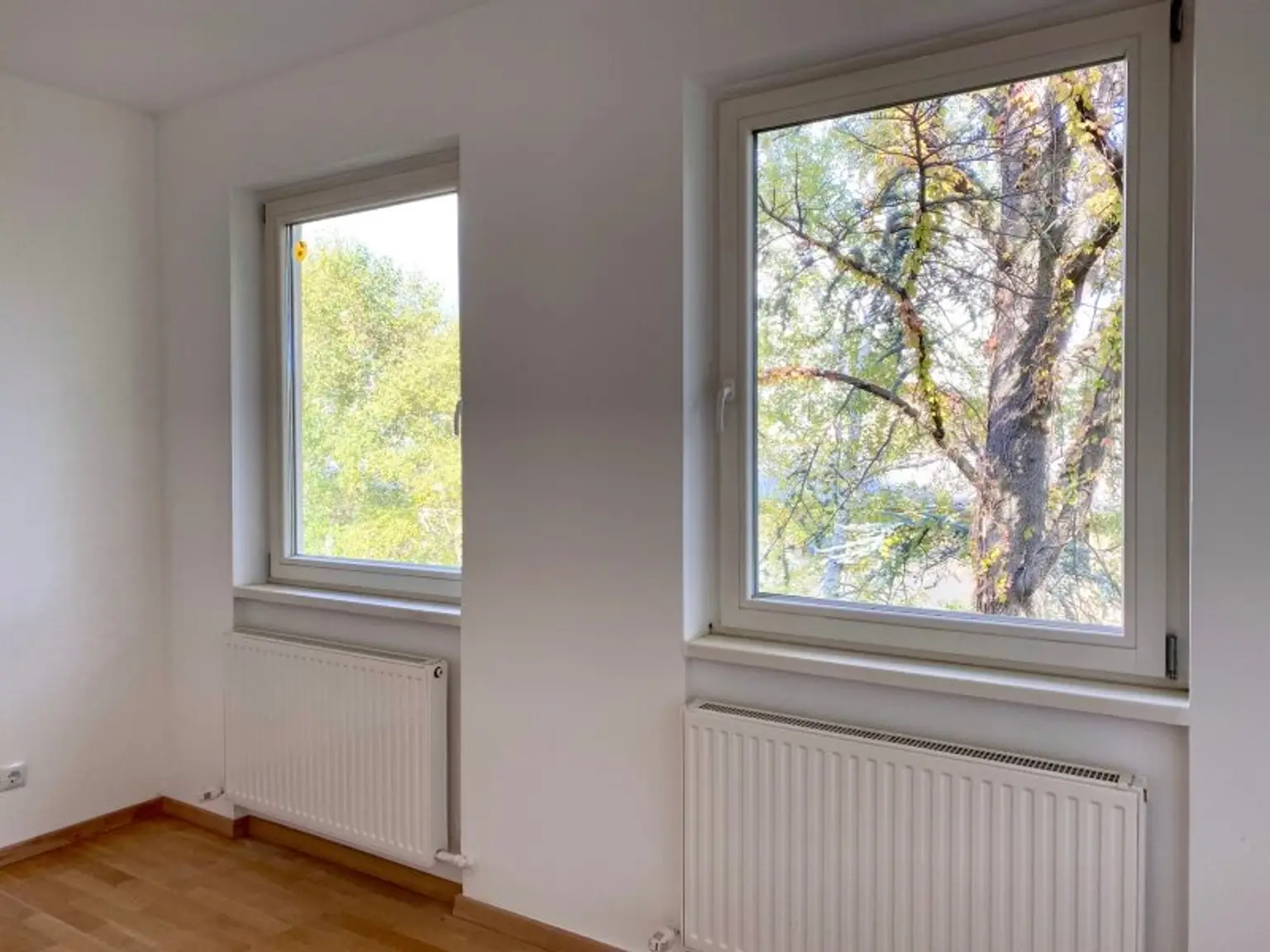 FÜR SINGLES ODER PAARE MIT FIXEM EINKOMMEN - GROSSZÜGIGE WOHNUNG MIT TERRASSE