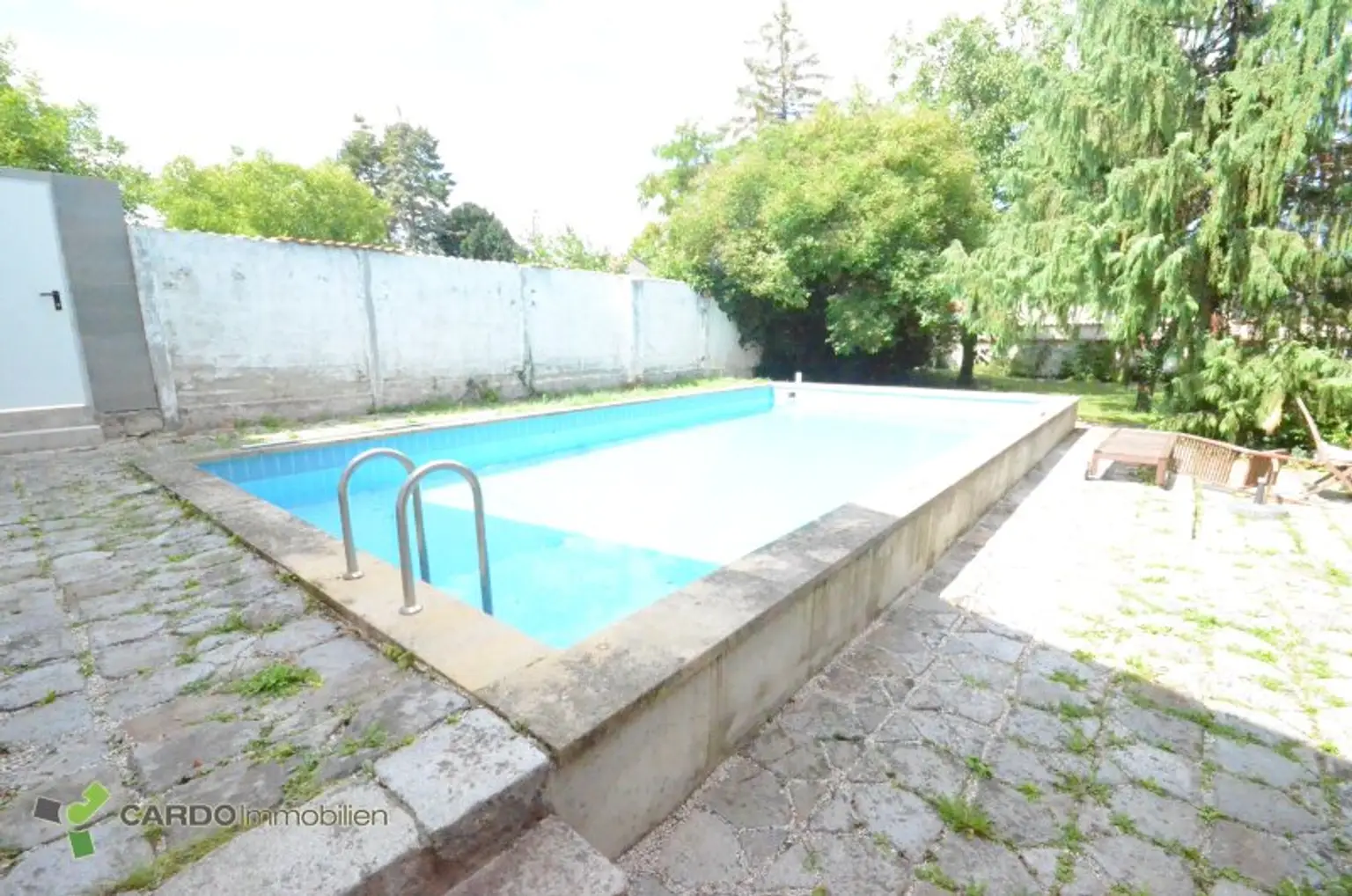 Frisch sanierte Stockhaus mit Pool in Grünlage, ruhigen Nebenstraße