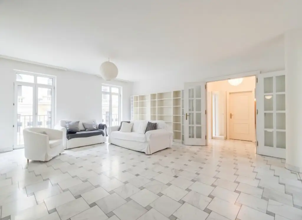 LINDENGASSE - Weitläufiger Wohnraum mit Balkon