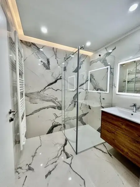 Hochwertige 4 Zimmer Wohnung - Pool, Wellnessbereich - 2 Garagenplätze - atemberaubender Ausblick