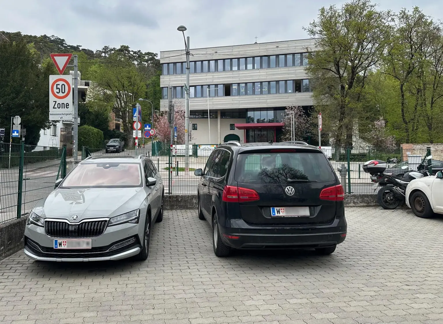Parkplatz (rechts)