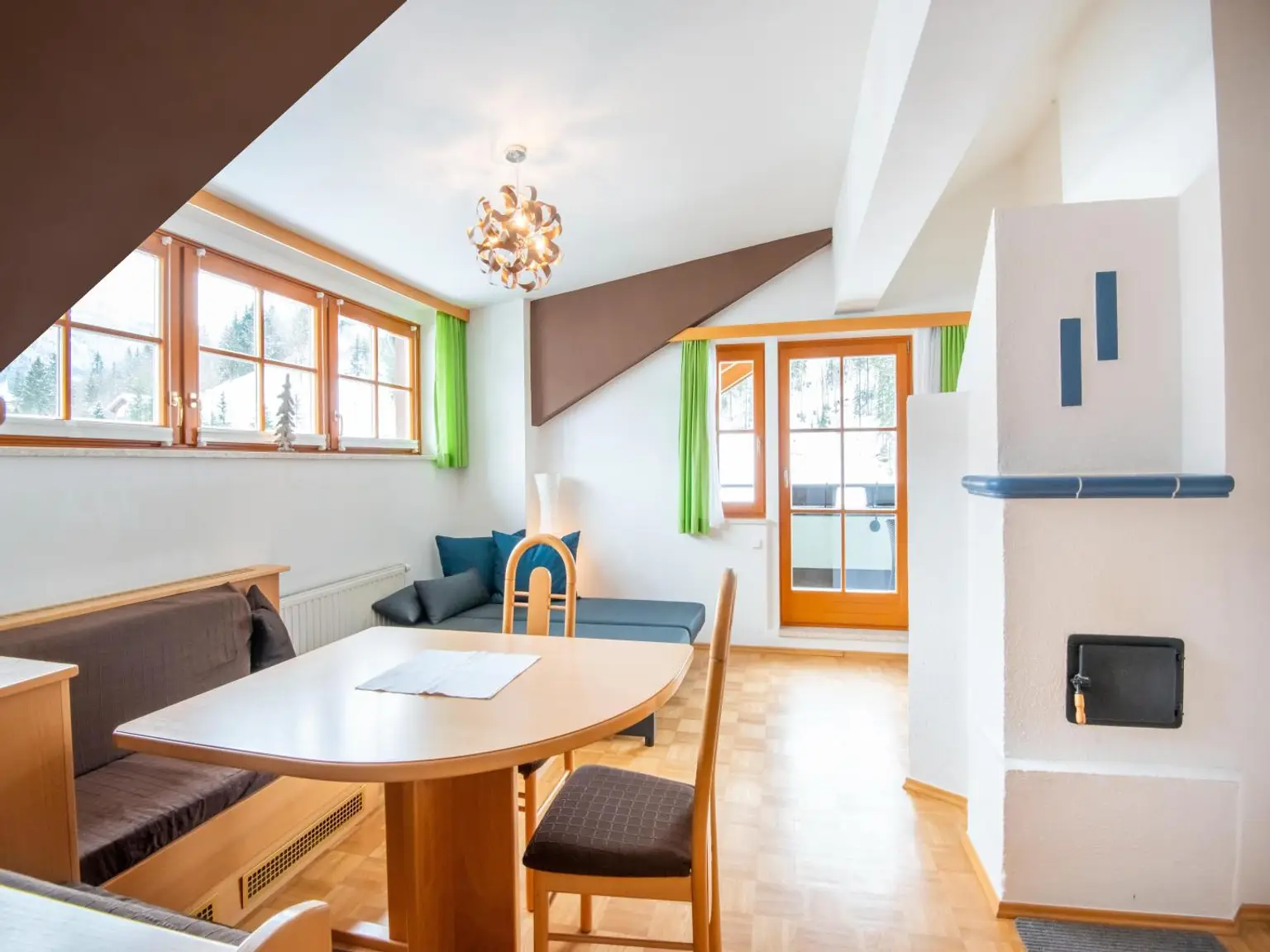 Wohn- Essbereich mit Kamin