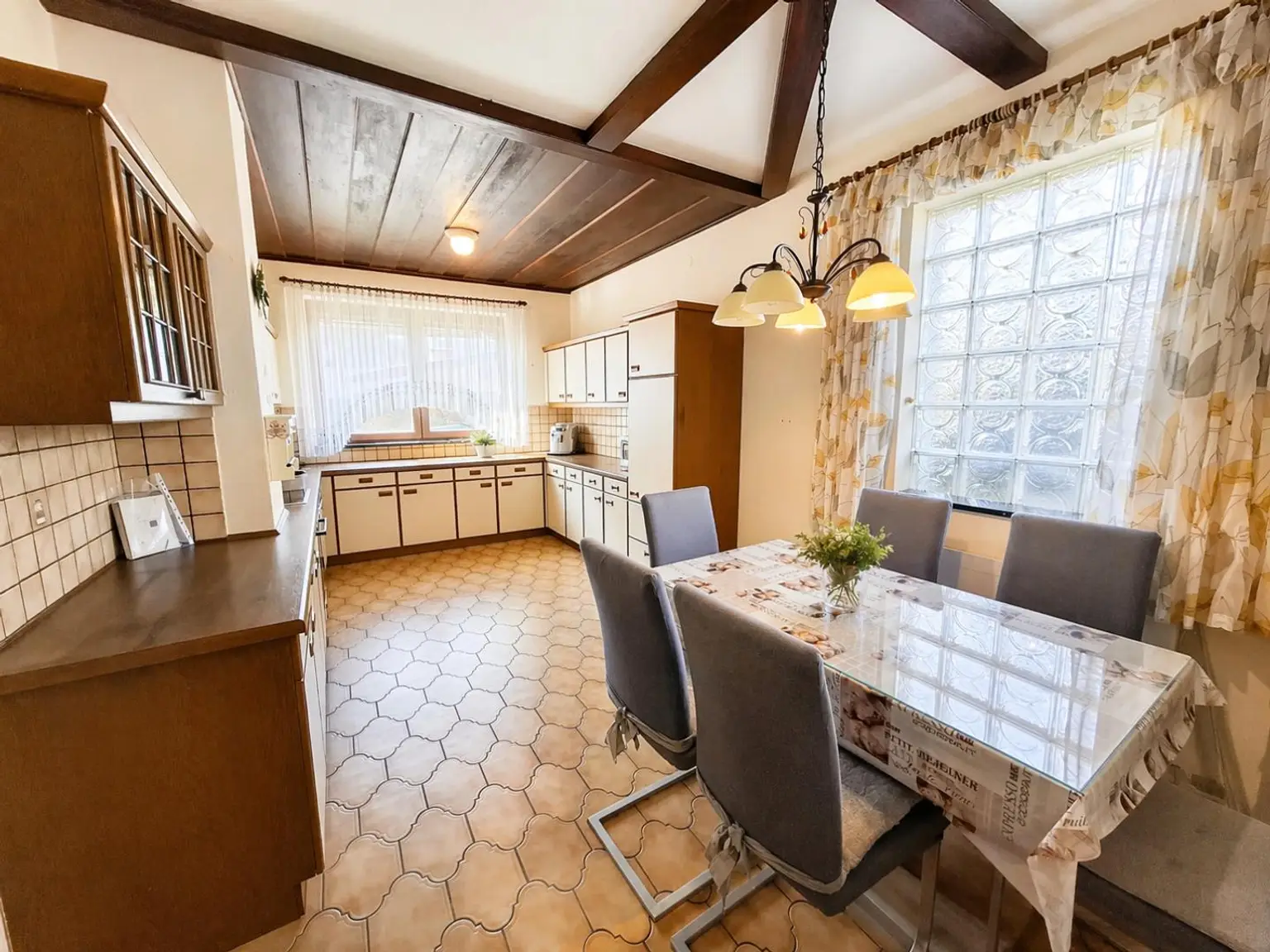 Küche mit Essecke Hauptgebäude