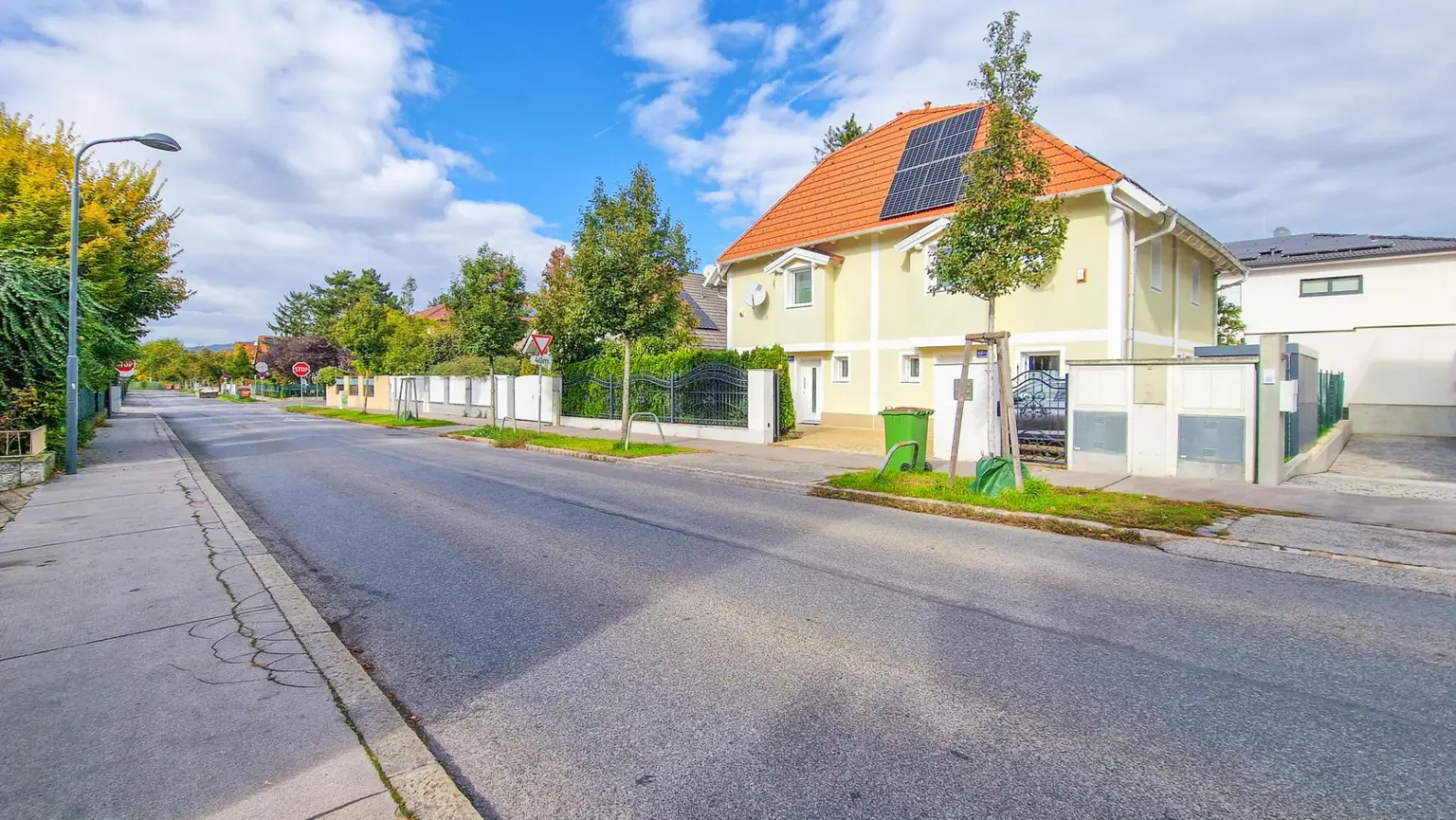 Niedrigenergie-Doppelhaushälfte in Mauer. 5 Zimmer, Terrasse, Garten und Autostellplatz