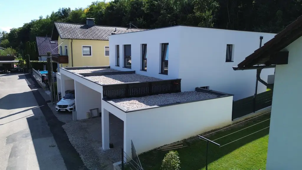Neu gebaute Doppelhaushälfte mit großem 3fachcarport  in beliebter Siedlung