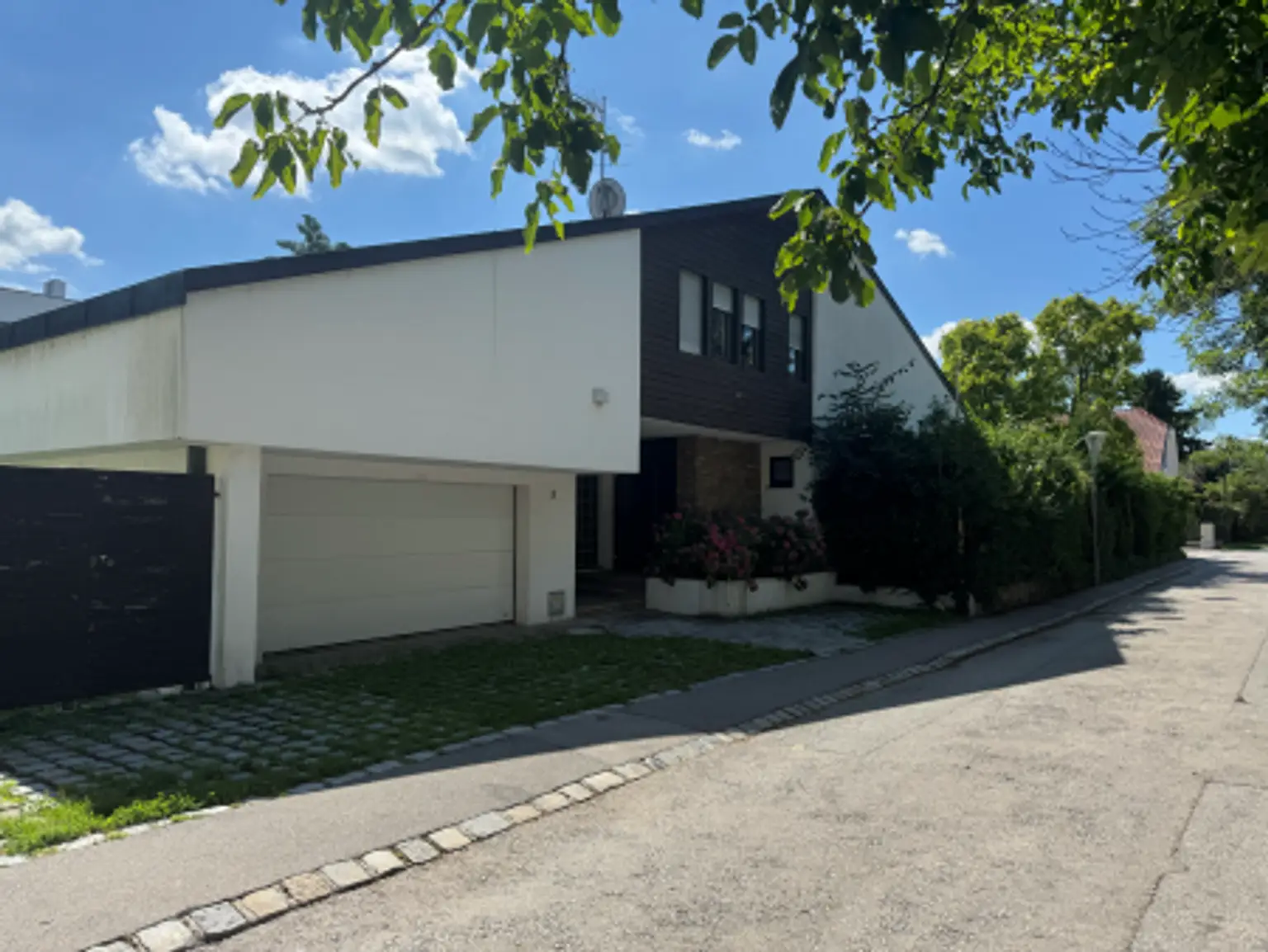 "Einfamilienhaus mit 1110m² Grund mitten im Ort!"