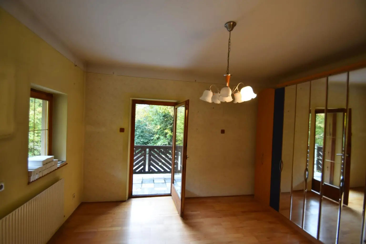 Wohnhaus mit großem Waldgrundstück