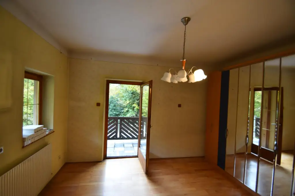 Wohnhaus mit großem Waldgrundstück