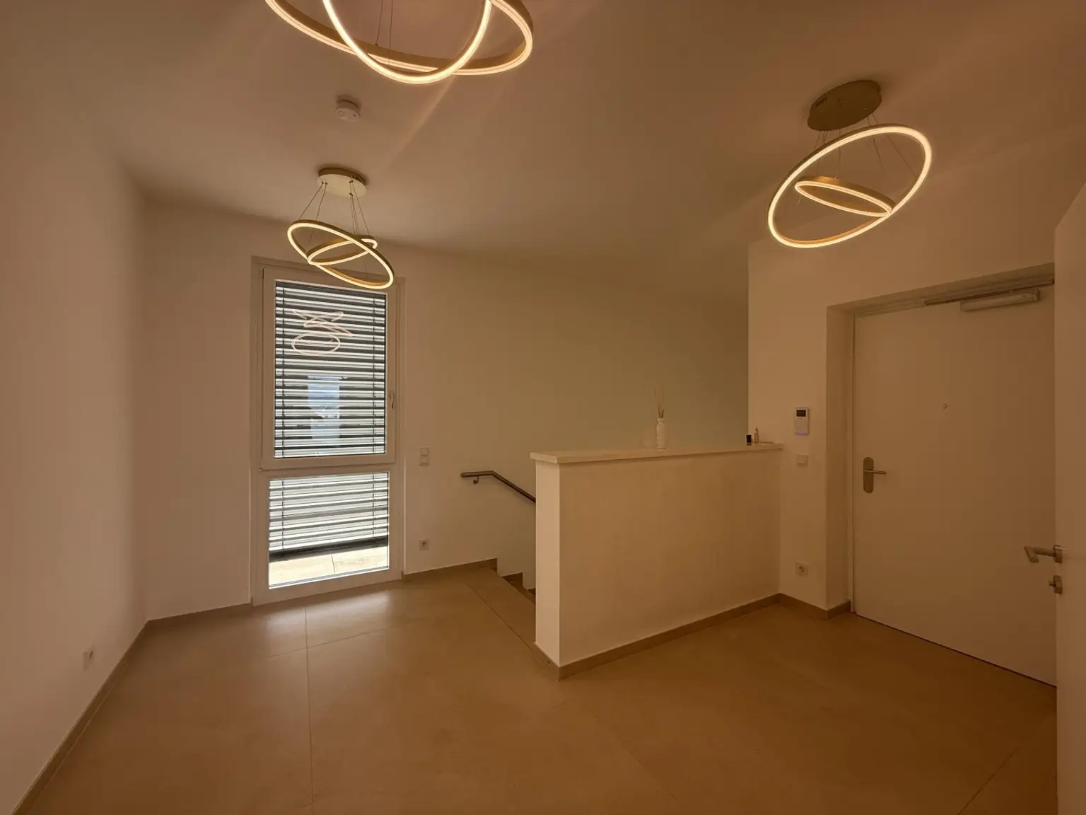 Luxus Penthouse mit Outdoor-Jacuzzi wird komplett möbliert vermietet // Luxury penthouse with outdoor Jacuzzi available for rent, fully furnished //