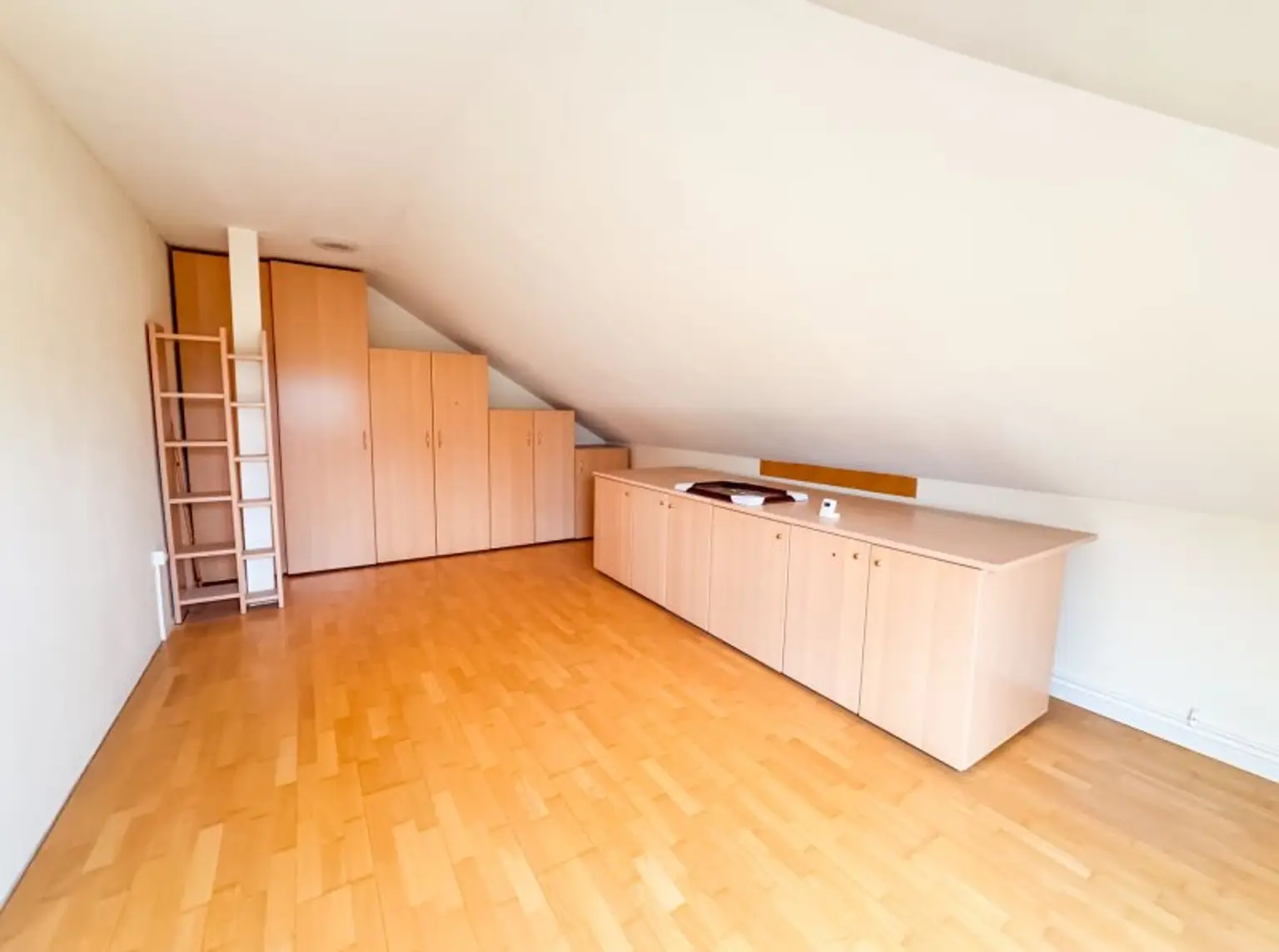 🏡 Großzügiges Einfamilienhaus mit Werkstattkeller, Garage & Terrasse in Stockerau mit Ausbaupotenzial!