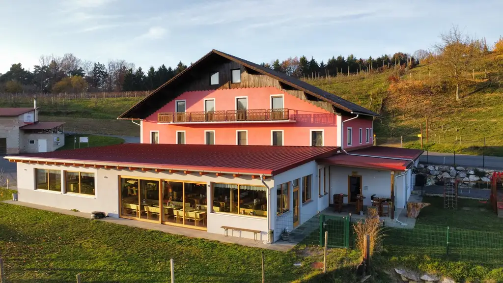 Großes Haus für Visionäre in Aussichtslage (Buschenschank, Weingärten)