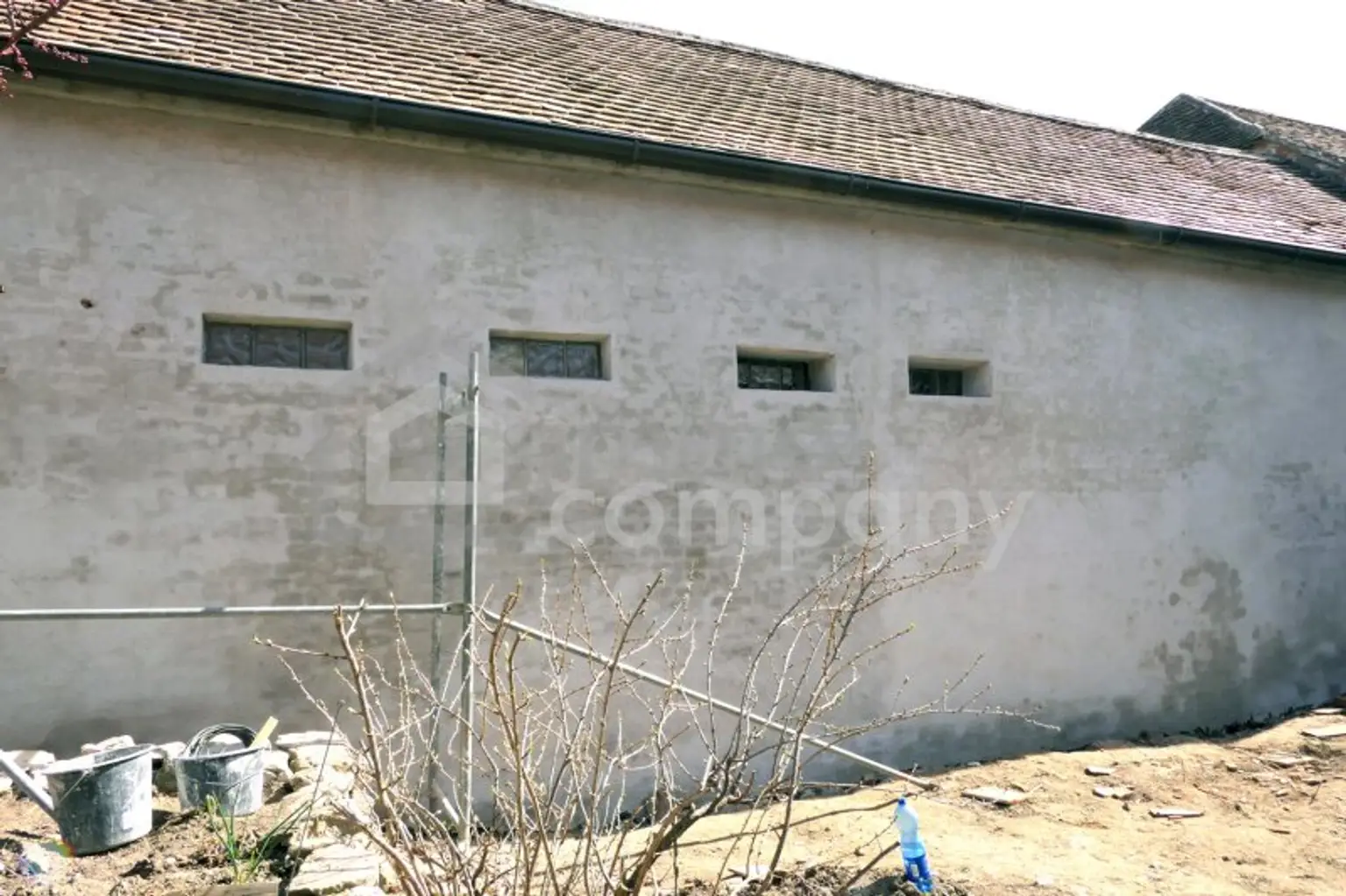 Zwei Wege, ein Zuhause -sanierungsbedürftiges Haus mit großem Garten