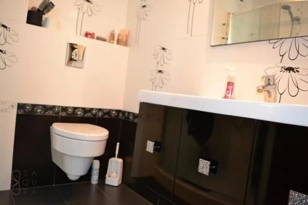 Moderne Villa mit Pool – Privates Refugium in exklusiver Wohngegend