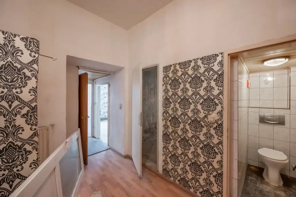 ++NEU++ Renovierungsbedürftige 4-Zimmer Altbauwohnung im Erdgeschoss!