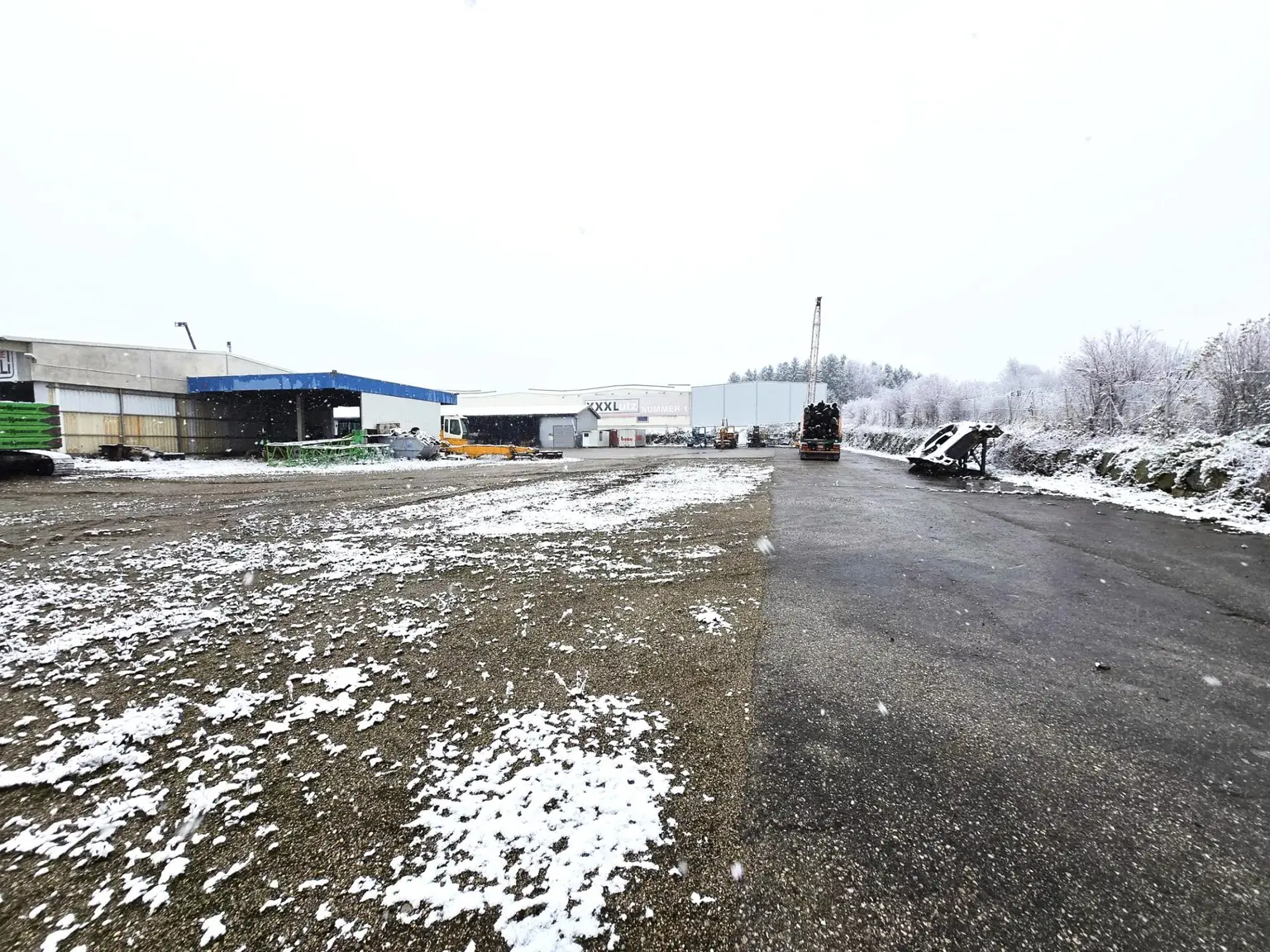 Teil-Freifläche kombiniert (Asphalt & Schotter)