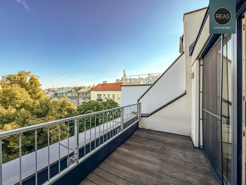 Provisionsfrei: Klimatisierte Dachgeschoss Maisonette mit 2 Terrassen und Kamin nahe Uno City!