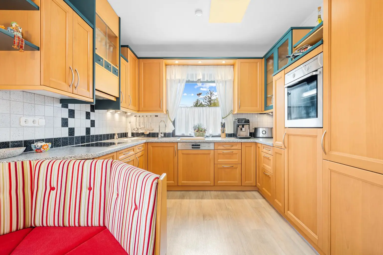 "gepflegtes Wohnhaus mit teilbarem Grundstück!"