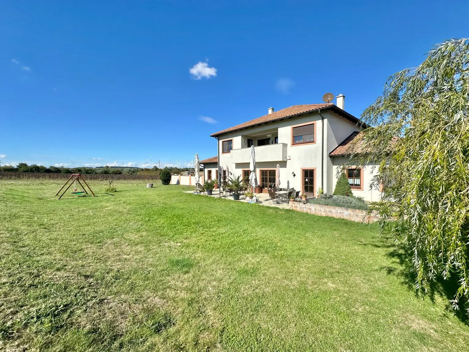 Außenansicht mit Terrasse und Garten