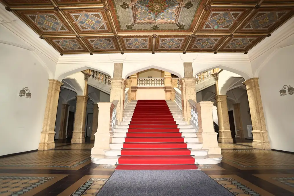 Herrschaftlich wohnen im Schloss Vogelsang!  Barrierefreie 2-Raum-Eigentumswohnung mit PKW-Abstellplatz