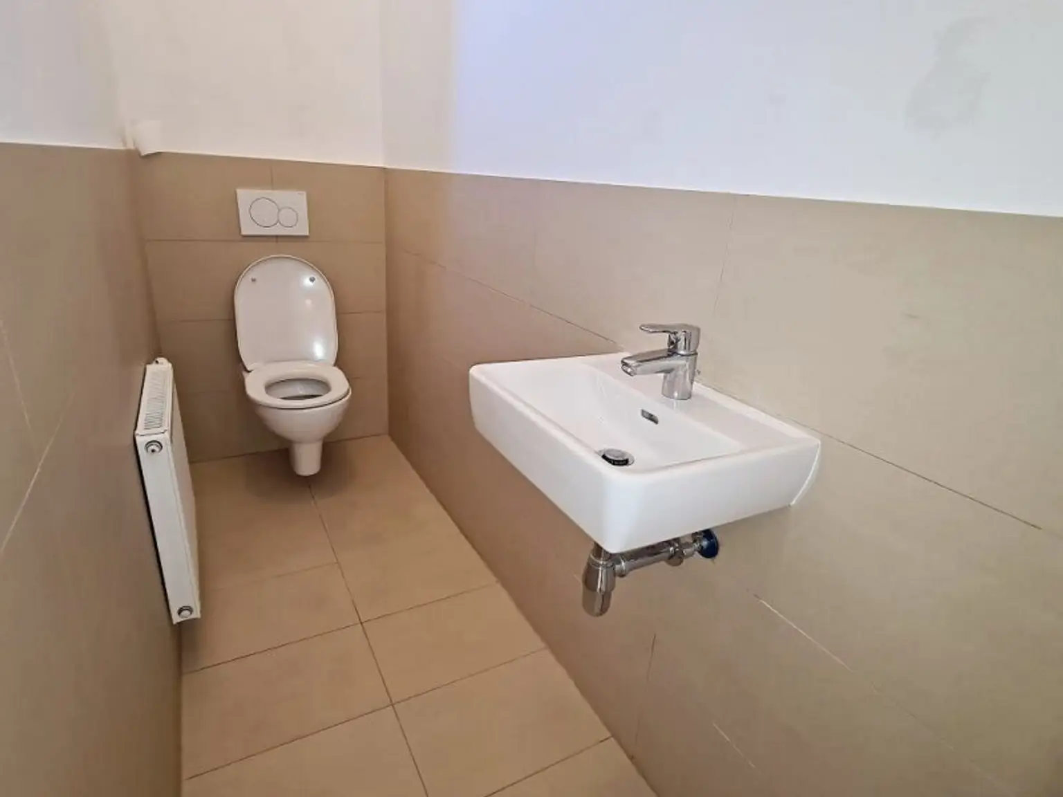 ROCHUSMARKT-NÄHE, sonnige 103 m2 Altbau, 3 Zimmer, WG-geeignet, Küche, Wannenbad, Parketten, Geusaugasse