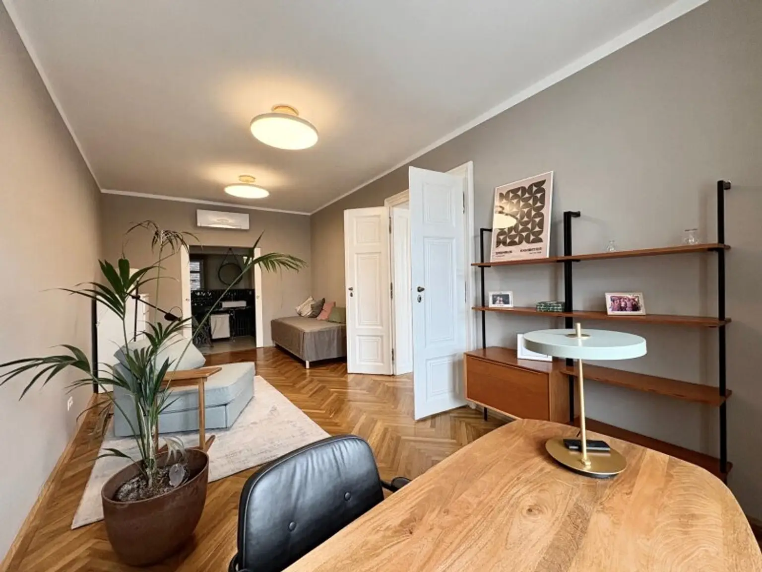 TRAUMHAFTE KLIMATISIERTE ALTBAUWOHNUNG MIT 2 BÄDERN UND BALKON - MÖBEL OPTIONAL
