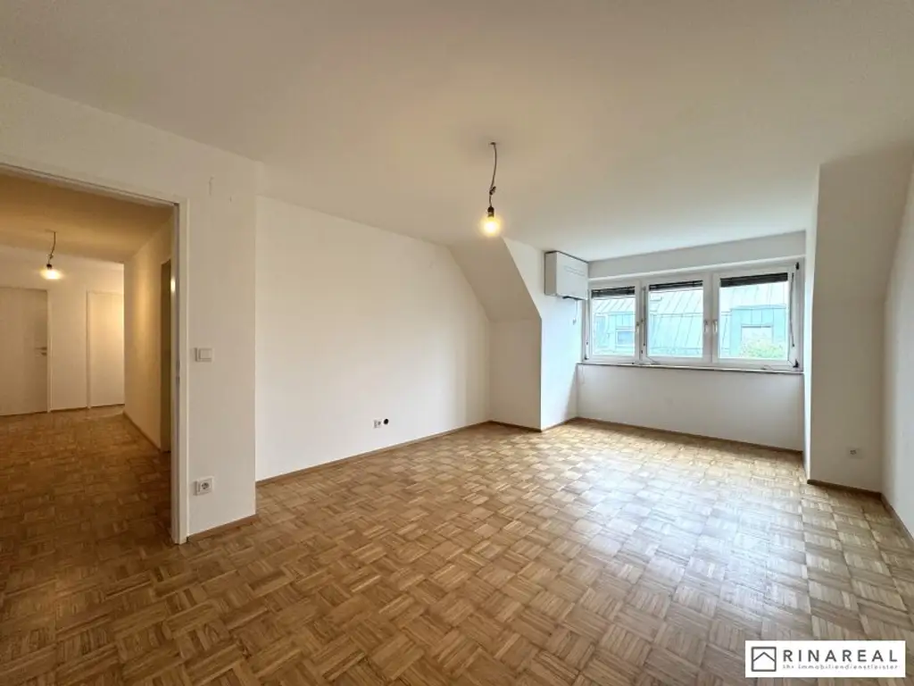 Großzügige und helle 2 Zimmer Wohnung im Dachgeschoss | ca. 63 m² | Klimaanlage | zzgl. PKW-Stellplatz | Friedrich Schiller-Straße