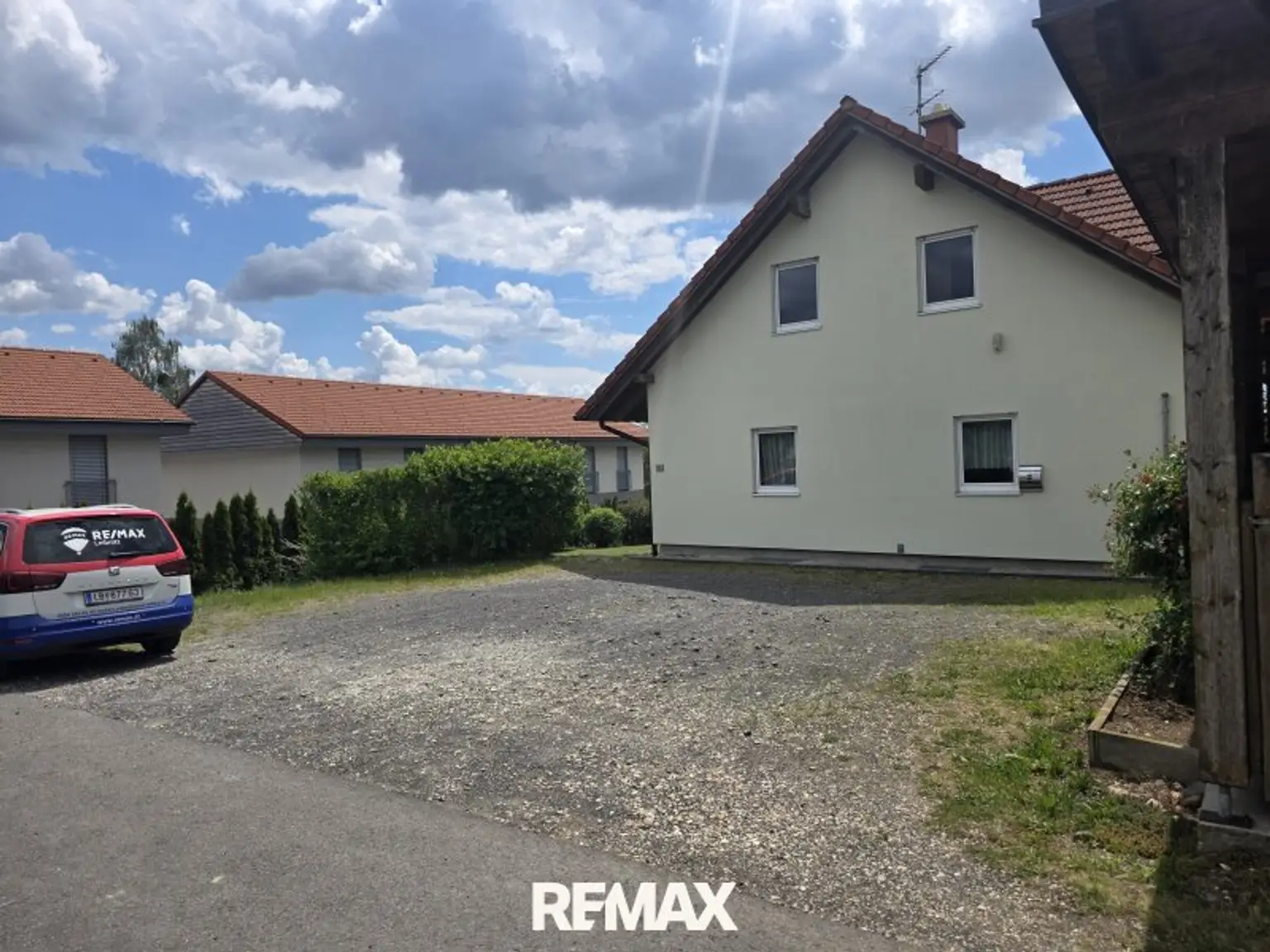 Nordansicht mit Parkplatz