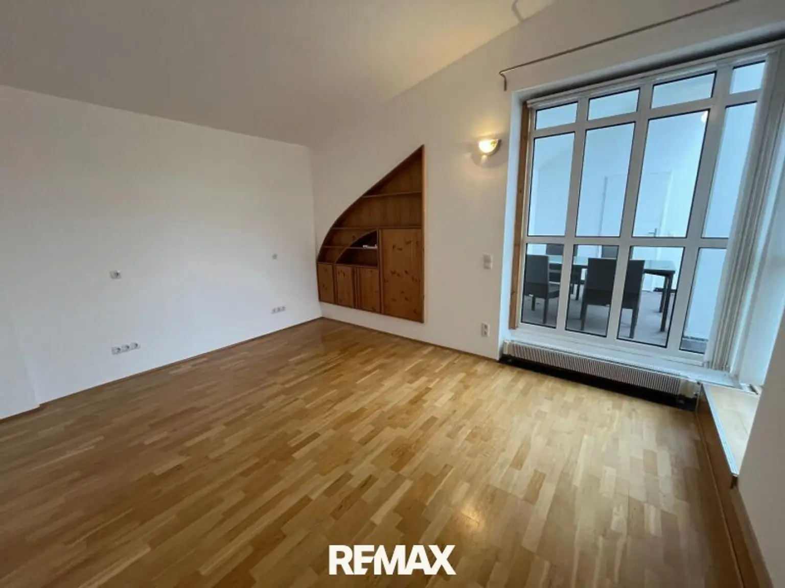 Zimmer mit Zugang zur Terrasse innenhofseitig