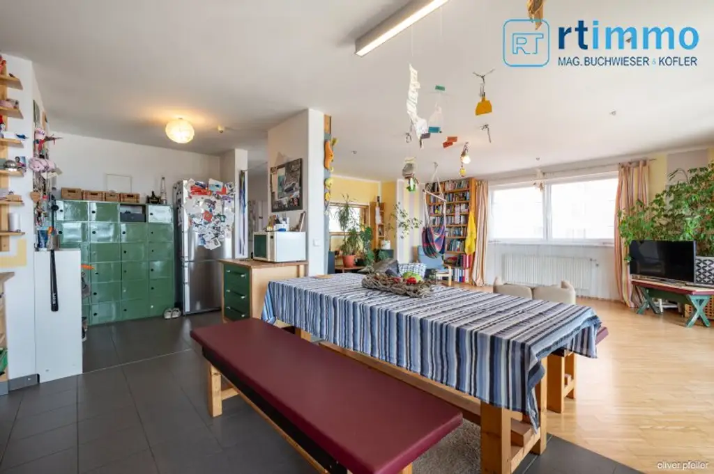 Himmelblau überall, 104m² mit über 23m² Freifläche auf 3,5 Zimmern. Atemberaubender Ausblick soweit das Auge reicht!