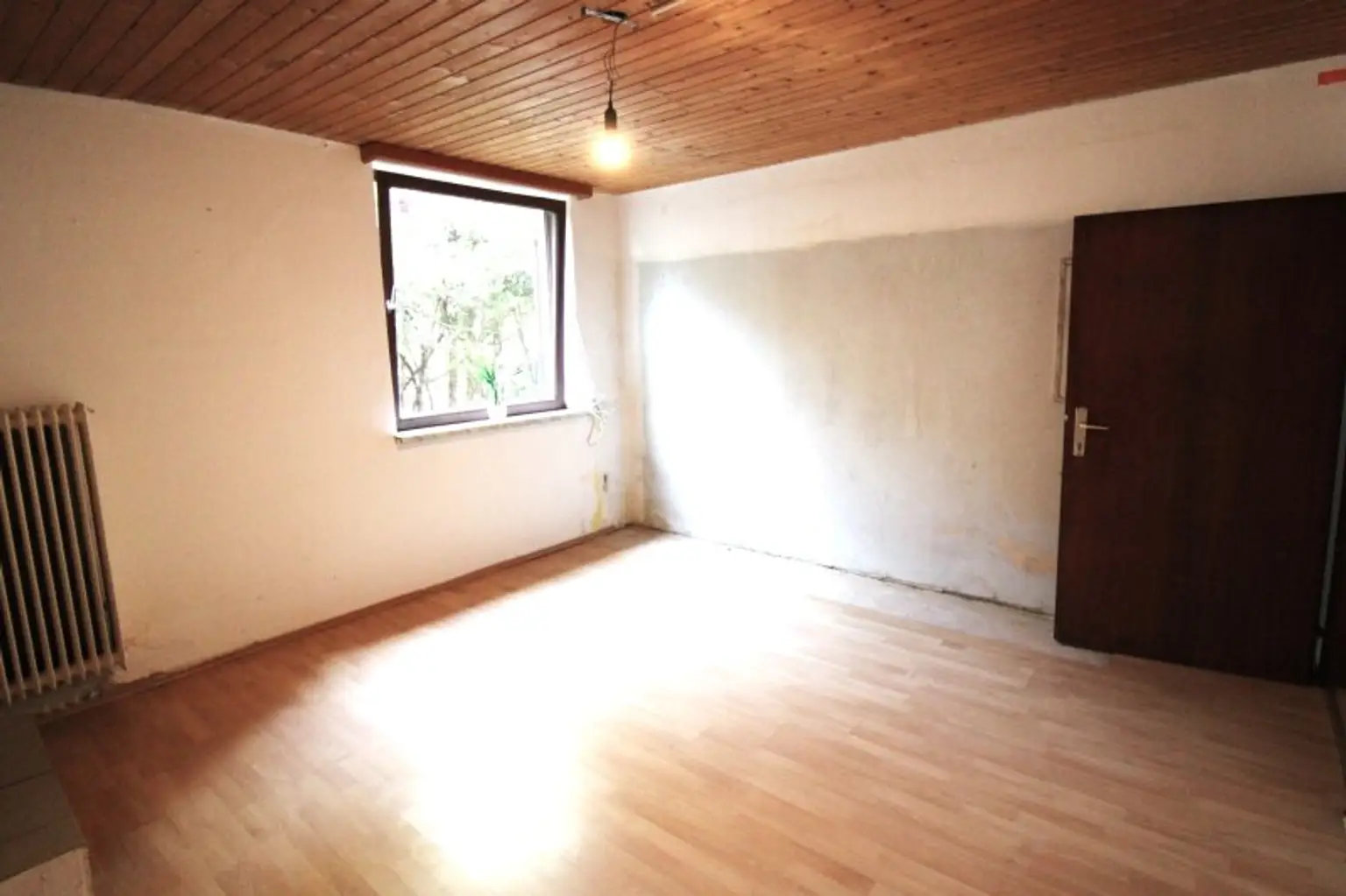 WAIDMANNSDORF  -  Sanierungsbedürftiges Haus in Aussichtslage!