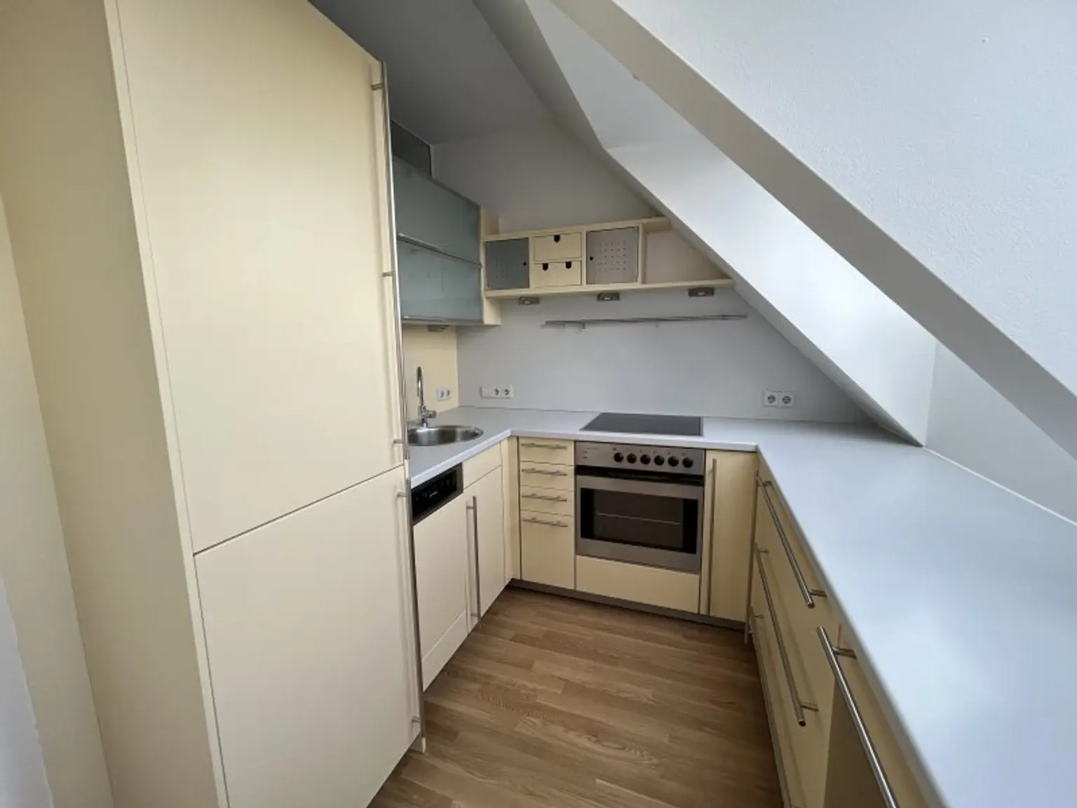 DACHGESCHOSS + 42m² TERRASSEN + FERNSICHT + SONNIG + RUHELAGE + TOPZUSTAND!