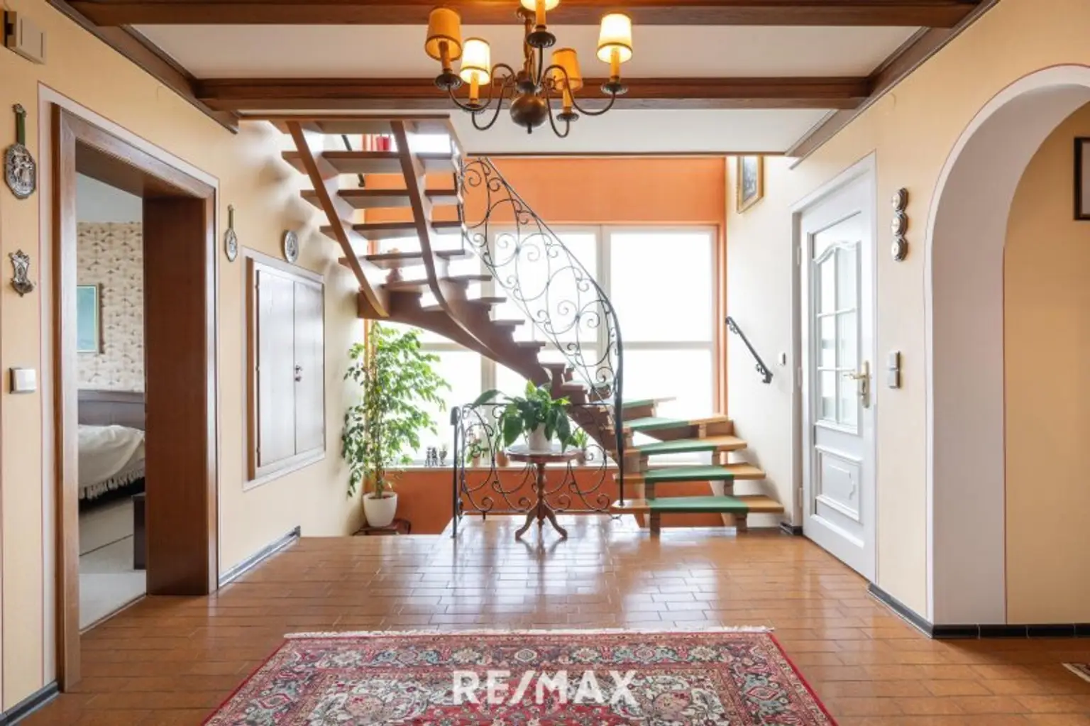 Erdgeschoß,  Diele mit Treppe ins OG