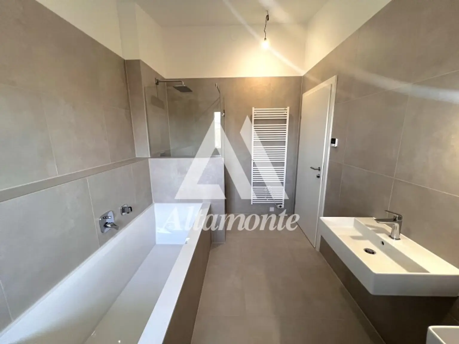 Erstklassiges Wohnen im Erstbezug – Stilvolles Einfamilienhaus in Essling