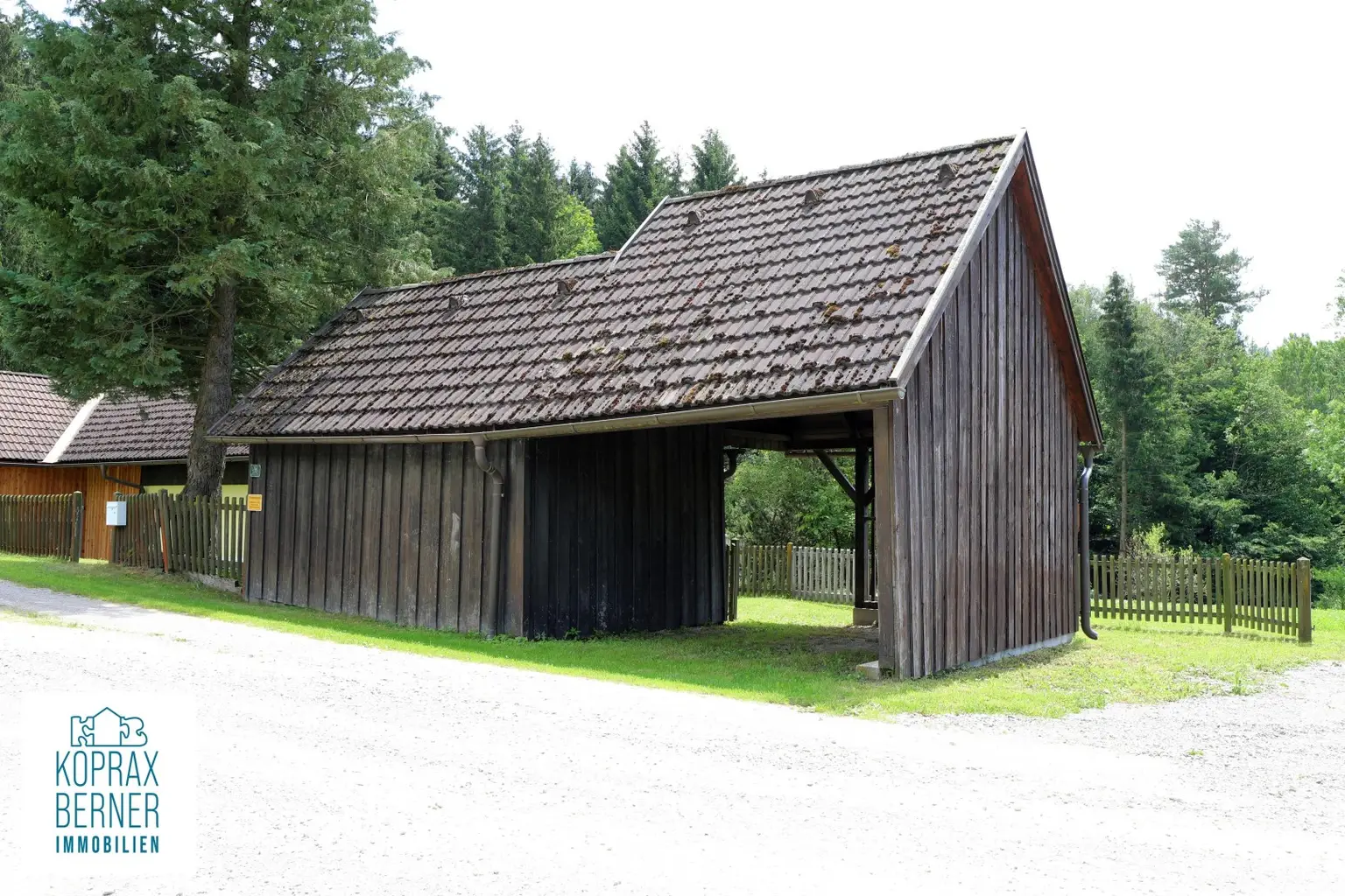 Holzschuppen und Carport