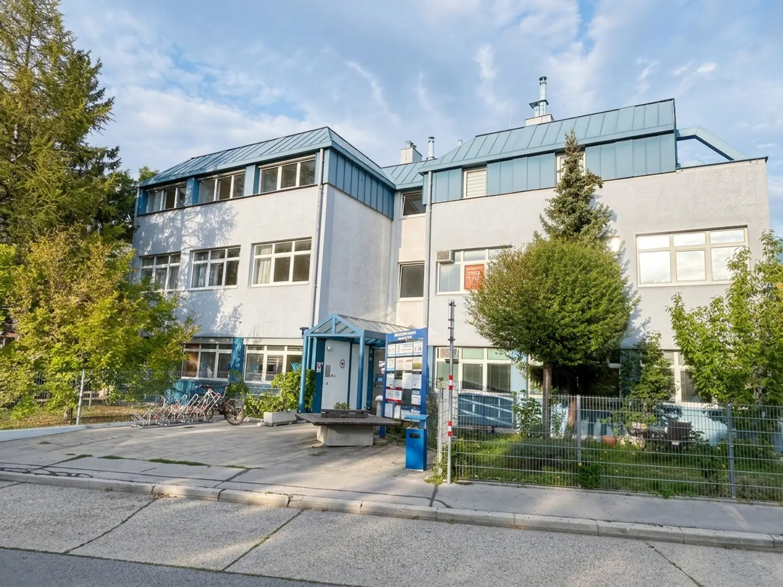 Haupteingang - Straßenansicht