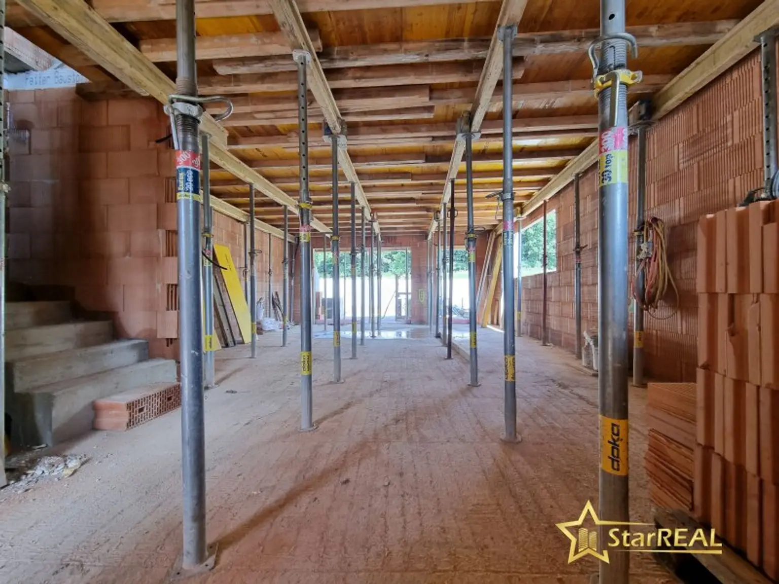 LETZTES HAUS VERFÜGBAR! IDEAL FÜR FAMILIEN! 5-ZIMMER-ZIEGELHAUS MIT UNVERBAUBAREN AUSBLICK. MIT KELLER, BALKON, TERRASSE, CARPORT UND GROSSEM GARTEN.