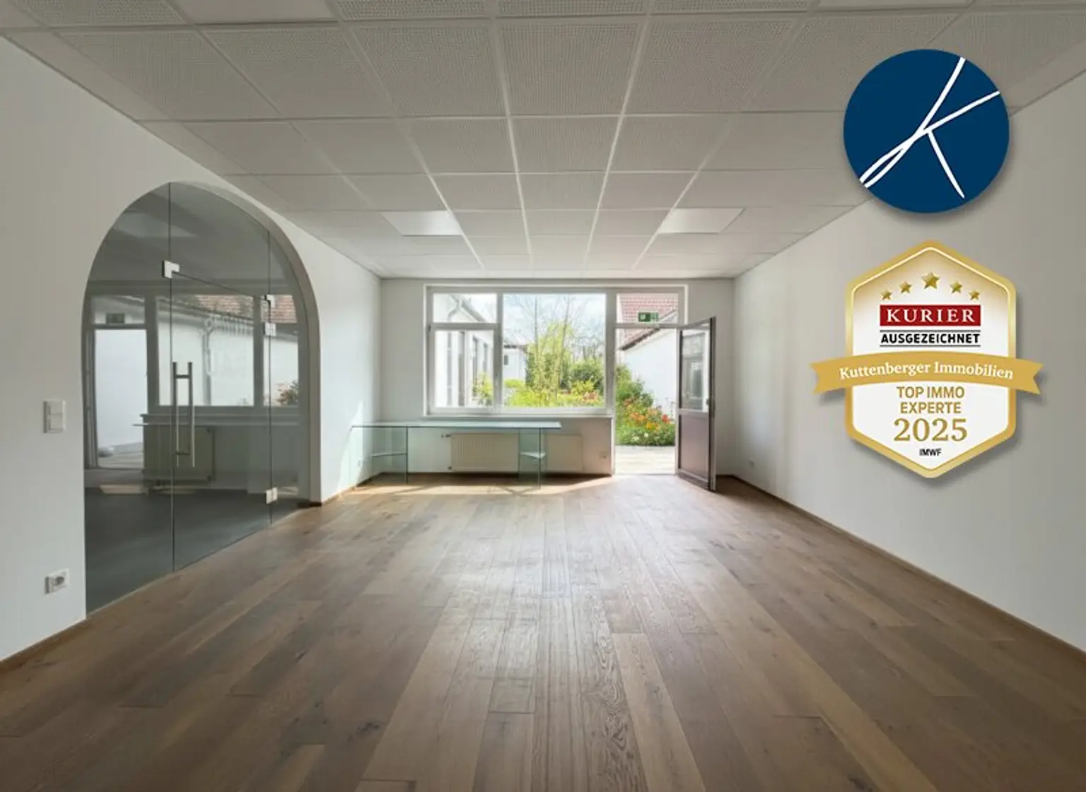 Büroraum mit Ausgang zur Atrium-Terrasse