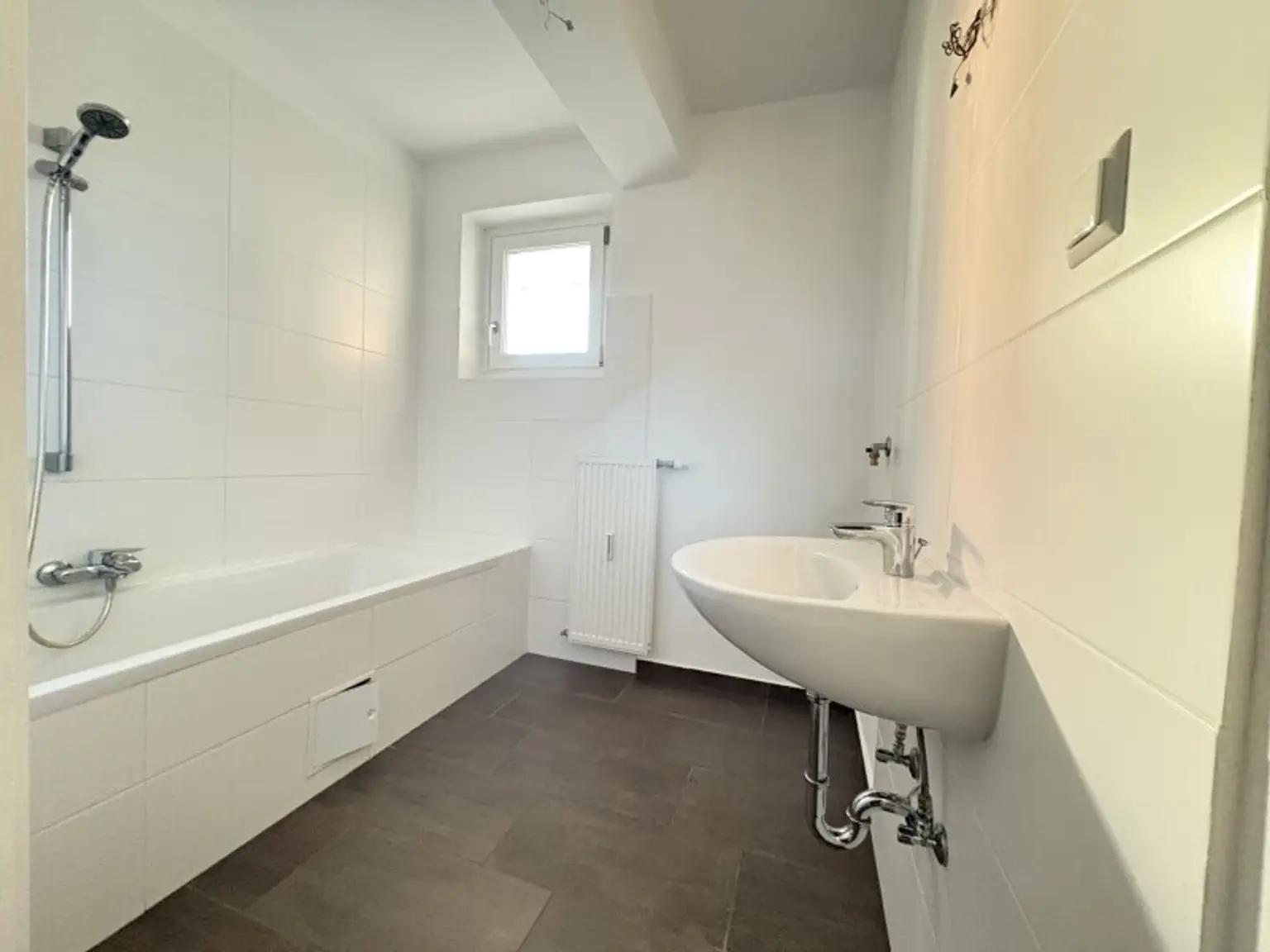 Gepflegte 2-Zimmer Wohnung mit Loggia -Traisenparknähe