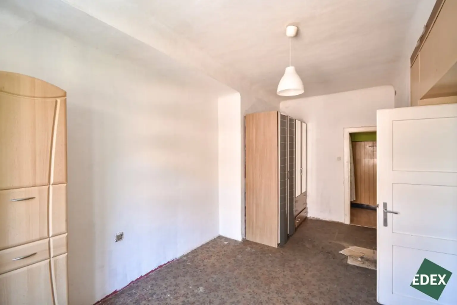 Charmante 2-Zimmer-Altbauwohnung mit separater Küche – renovierungsbedürftig, aber mit viel Potenzial!