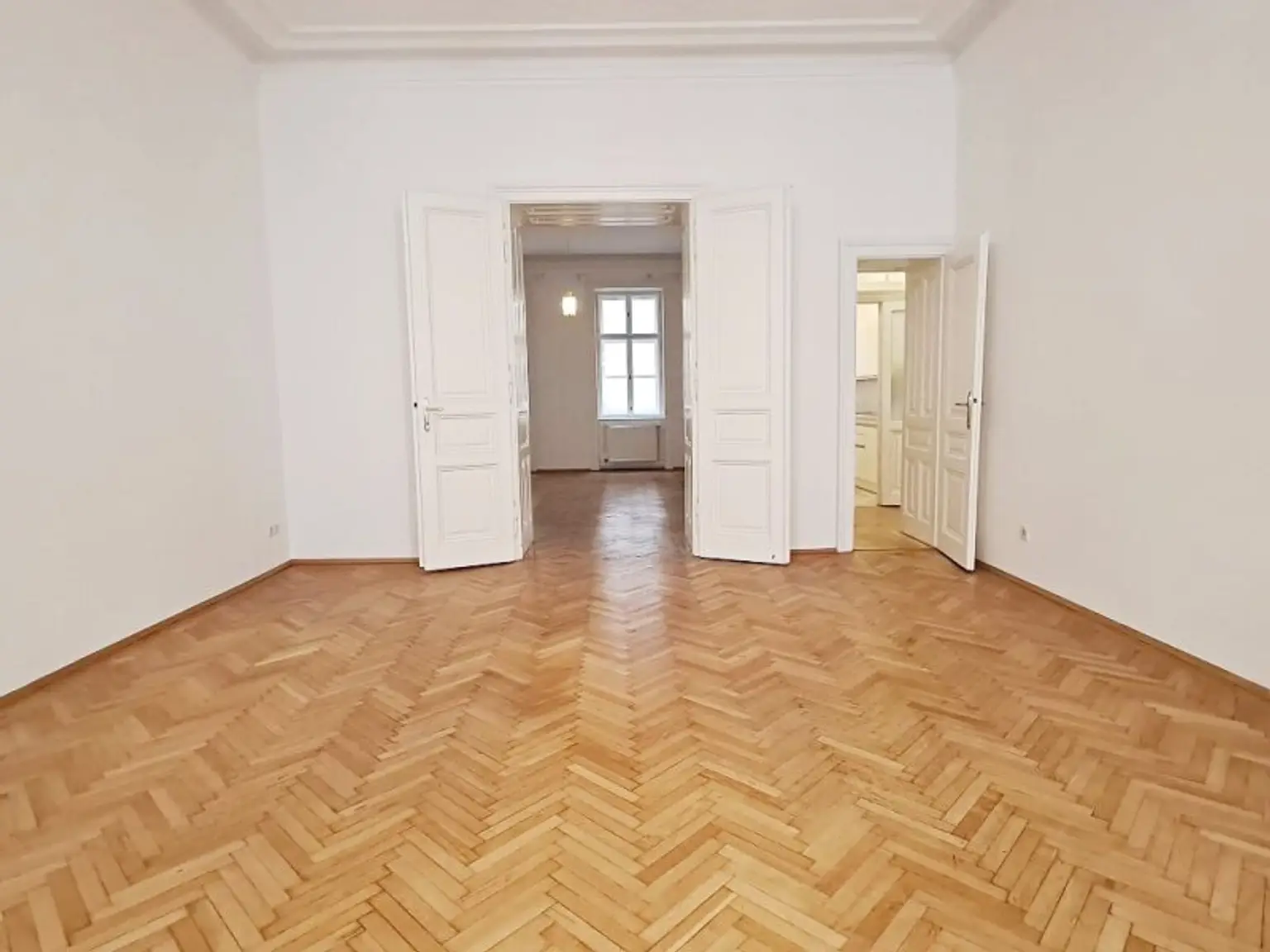 AM GRABEN-NÄHE, 95 m2 Altbau mit Balkon, 2 Zimmer, Komplettküche, Wannenbad, Parketten, 4. Liftstock, Flügeltüren, Spiegelgasse