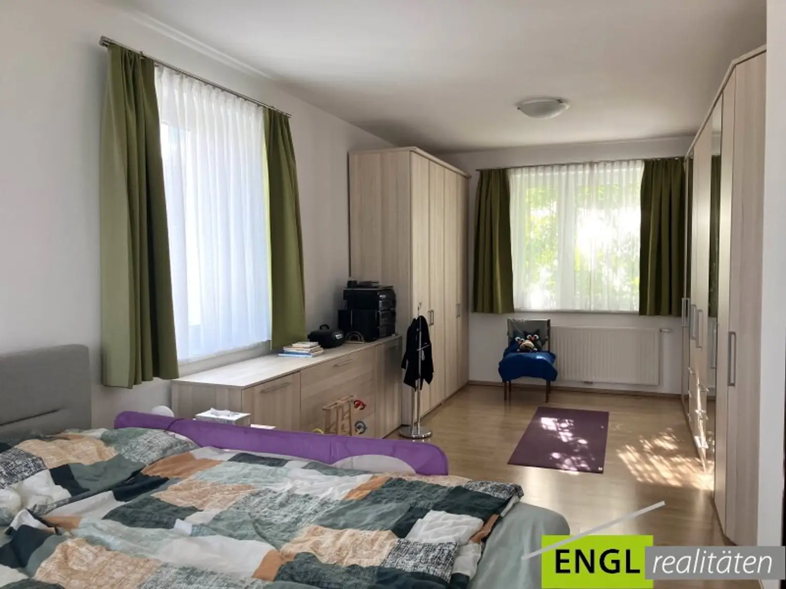 großes Schlafzimmer im Obergeschoss