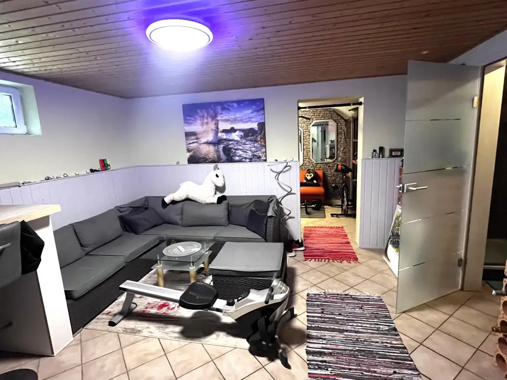 "Solides Haus mit Garten und Pool"