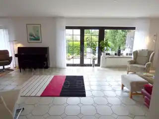 Wohnzimmer mit Ausgang zur Terrasse