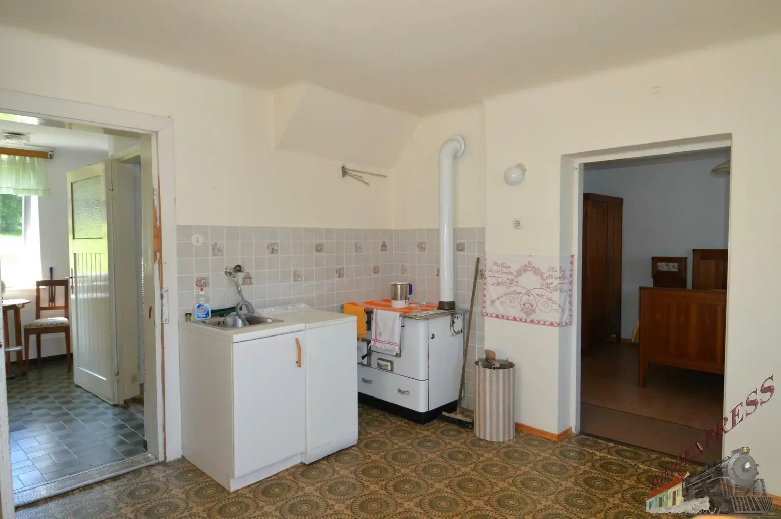 Einfamilienhaus mit Gäste-/Sommerhaus und 2 Garagen - Fernblick
