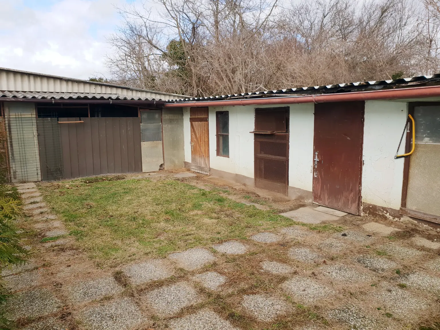 Sanierungsbedarf - Doppelhaushälfte mit Garten + Nebengebäude!!