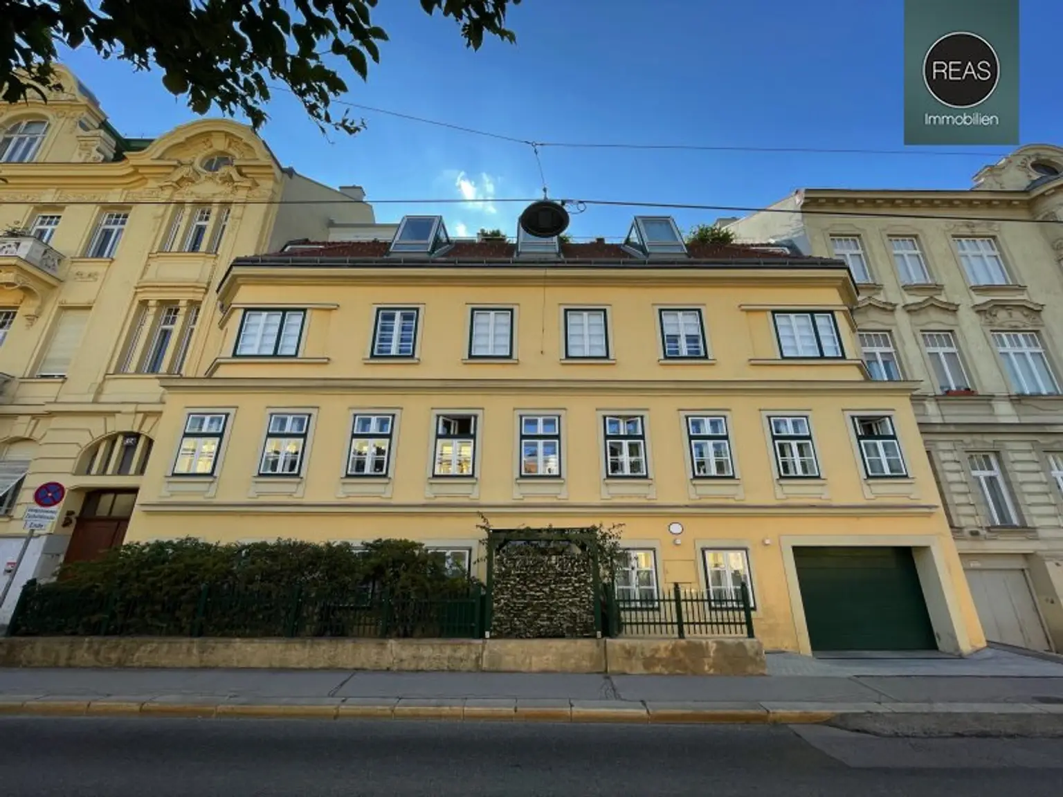 Provisionsfrei: Wunderschönes Apartment mit ruhiger Balkon-Terrasse bei der Orangerie Schönbrunn!