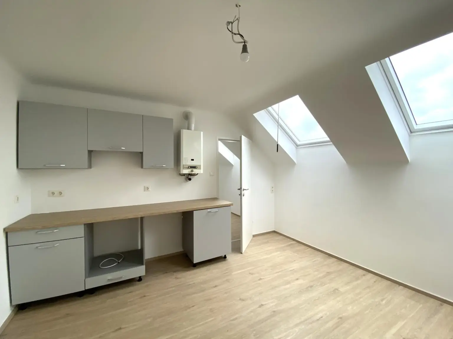 Frisch sanierte DG-Wohnung nahe AKH/U6