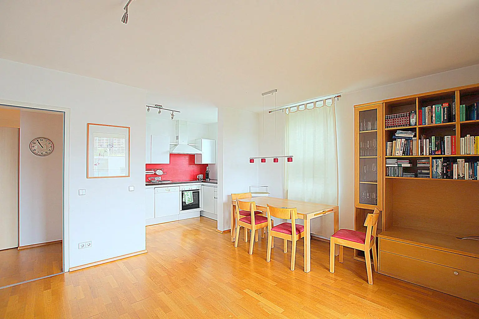 Perfekte 3-Zimmer Wohnung mit Balkon und Garagenplatz, ruhig, vollmöbliert