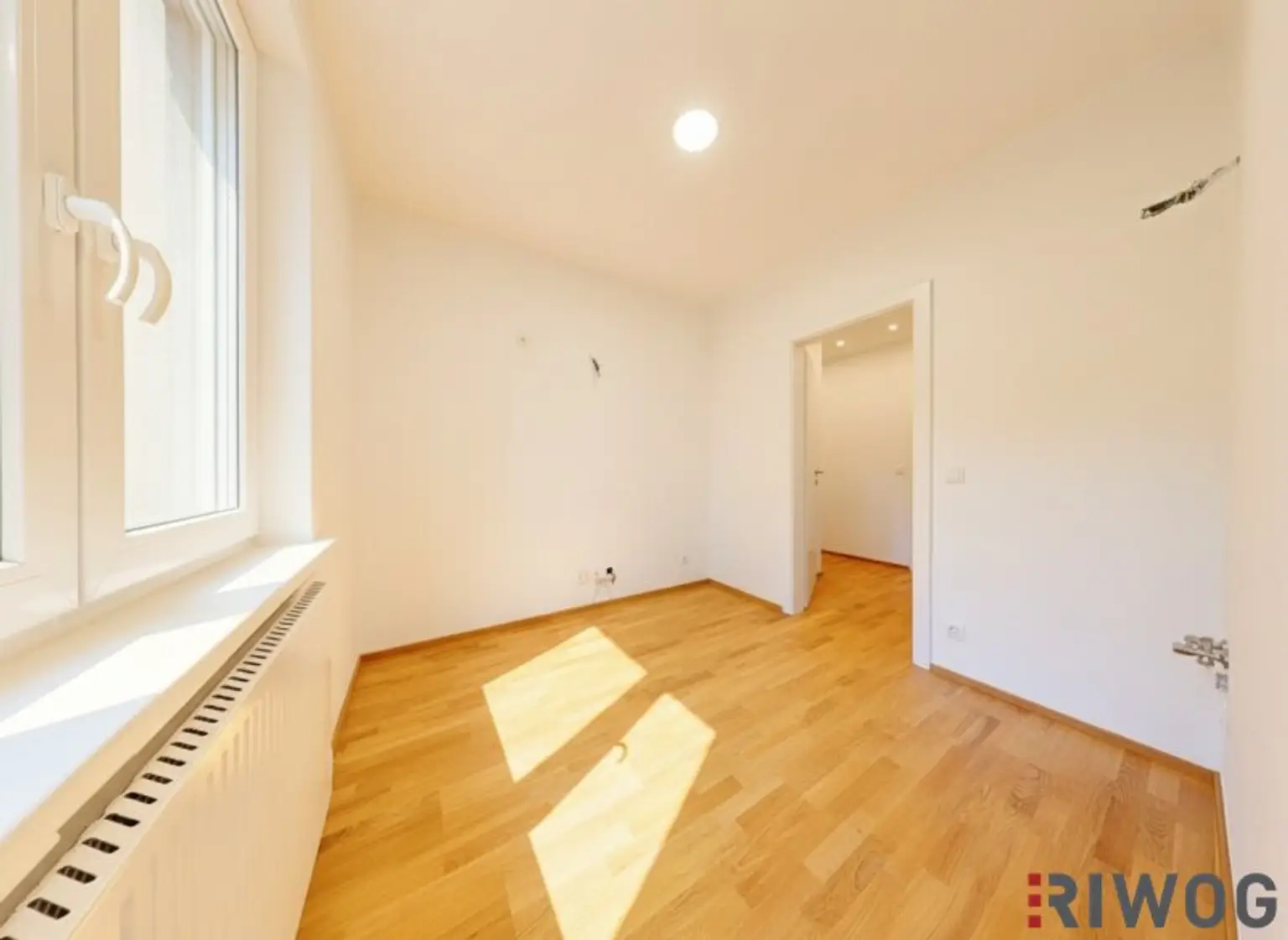 ERSTBEZUG nach Sanierung I Großzügige 2 Zimmer Wohnung mit Loggia I Tischler Einbauküche inkl. Siemensgeräte I Allerheiligenplatz I U-Bahn Nähe